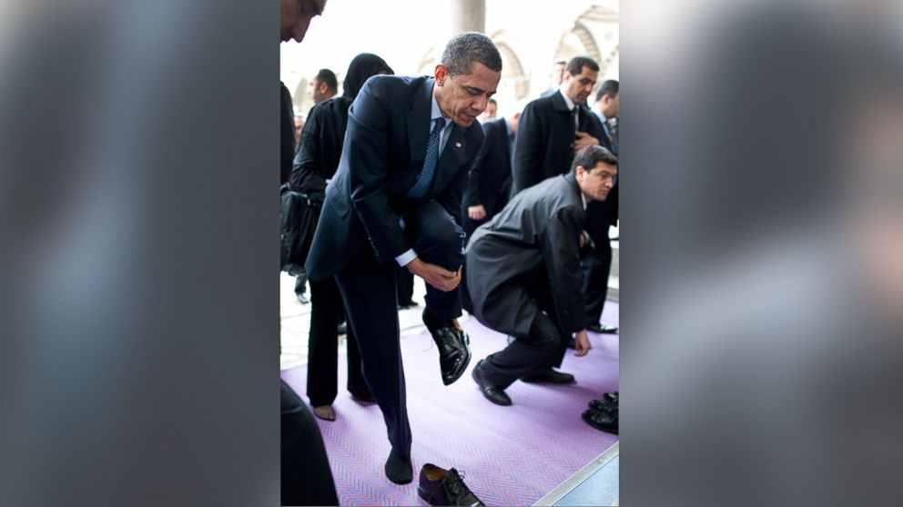 pres_barack_obama_mosque_istanbul_